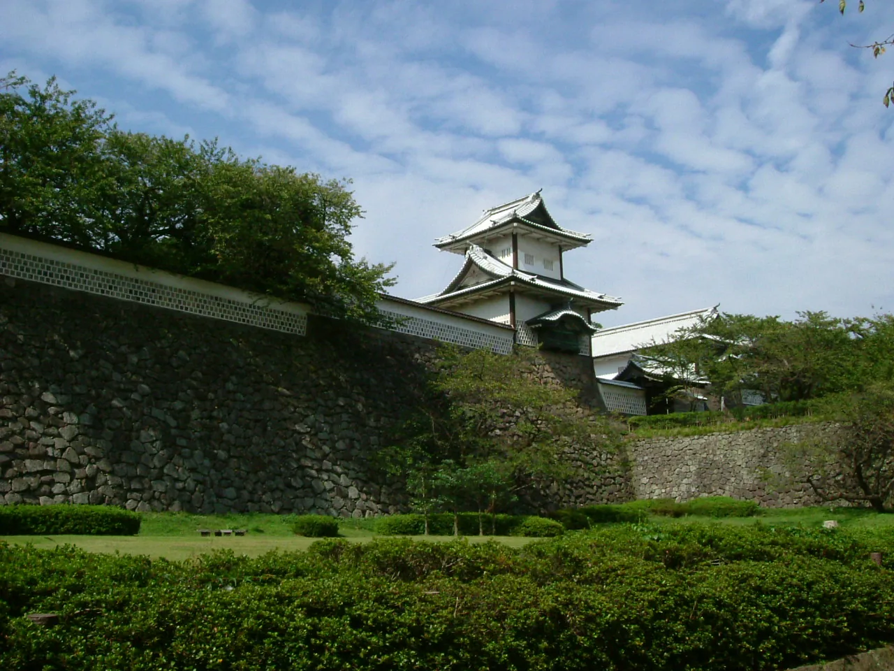 Das hölzerne Tor Ishikawa-mon des Schlosses Kanazawa