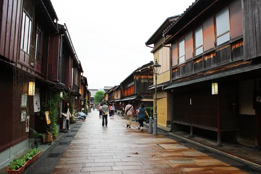 Ockerfarbene Holzfassaden im Geisha-Viertel Higashi Chaya in Kanazawa