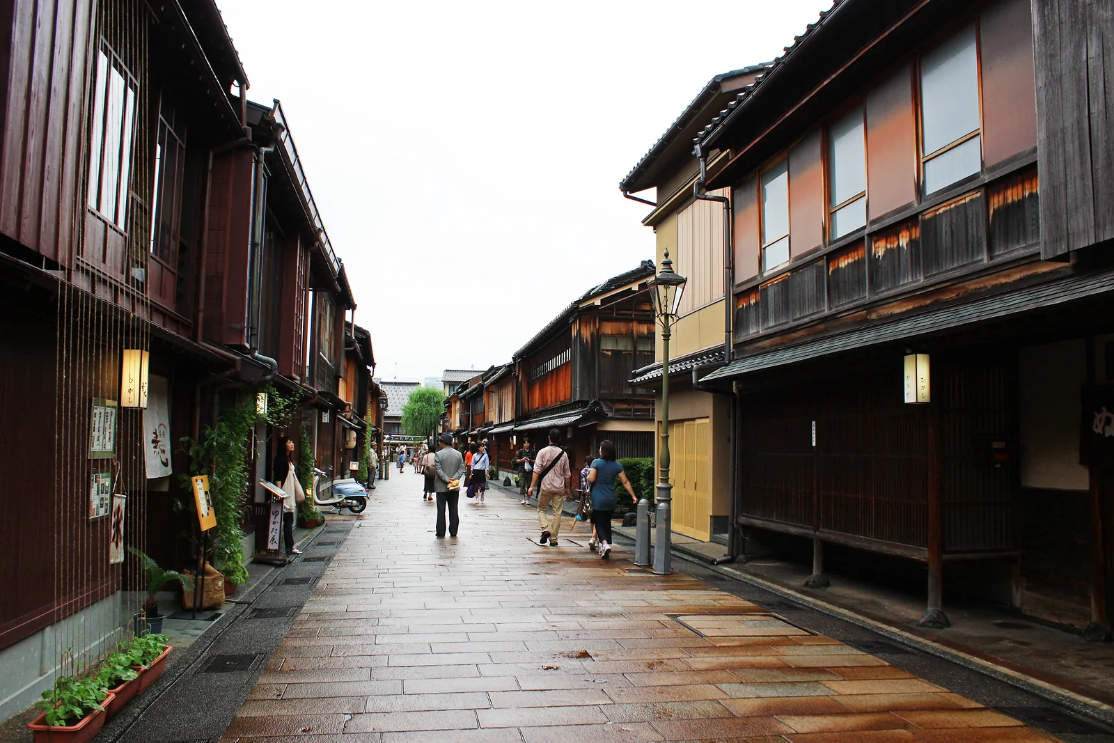 Ockerfarbene Holzfassaden im Geisha-Viertel Higashi Chaya in Kanazawa