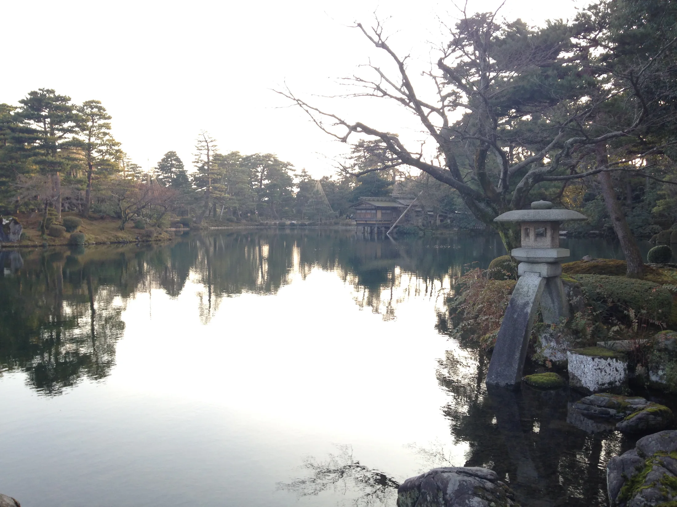Die Kotoji-Steinlaterne am Kasumigaike-Teich im Garten Kenroku-en in Kanazawa