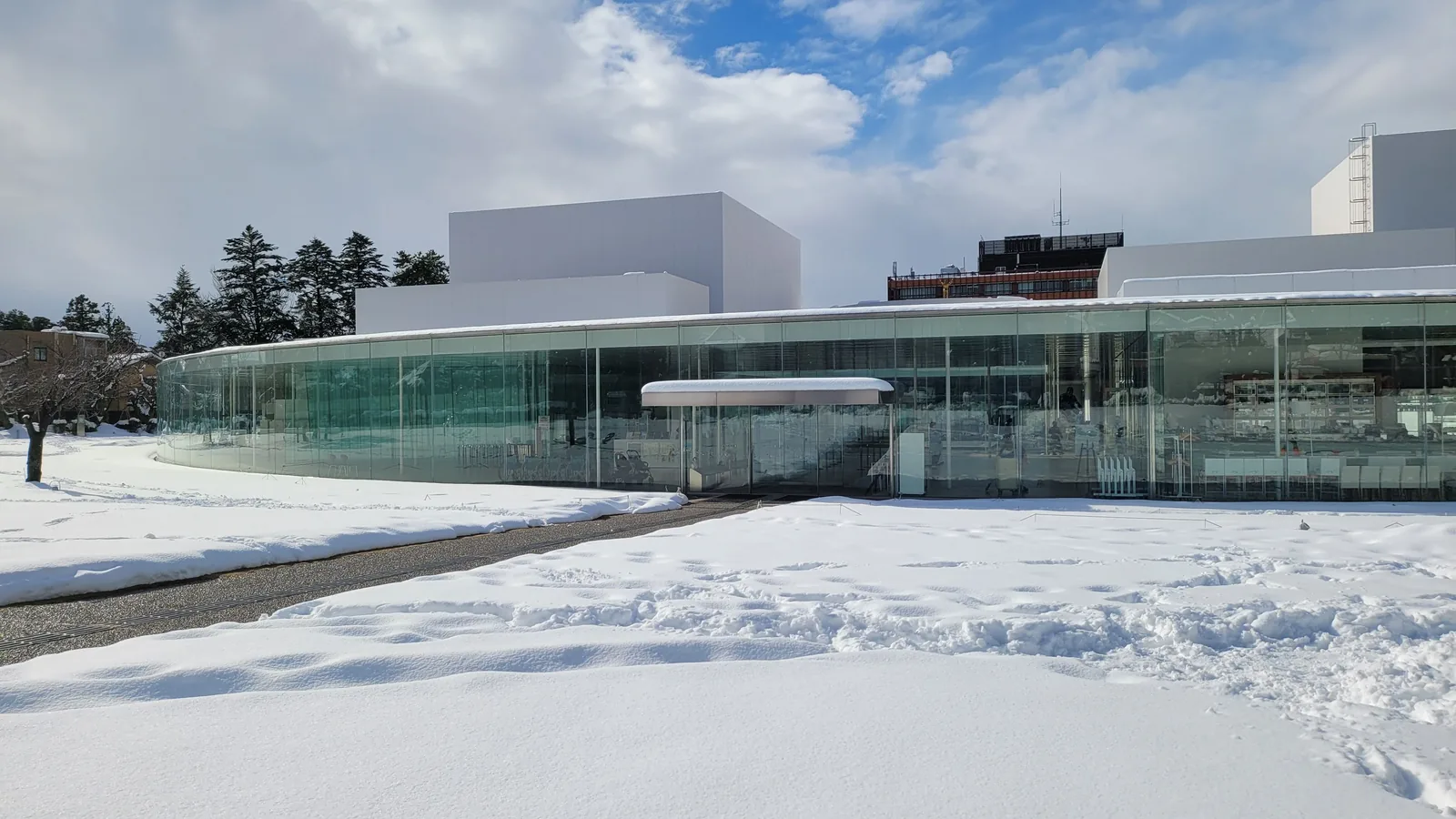 Der kreisrunde Glasbau des 21st Century Museum of Contemporary Art in Kanazawa