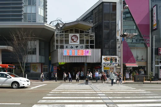 Stände mit frischem Fisch und Meeresfrüchten auf dem Omicho-Markt in Kanazawa
