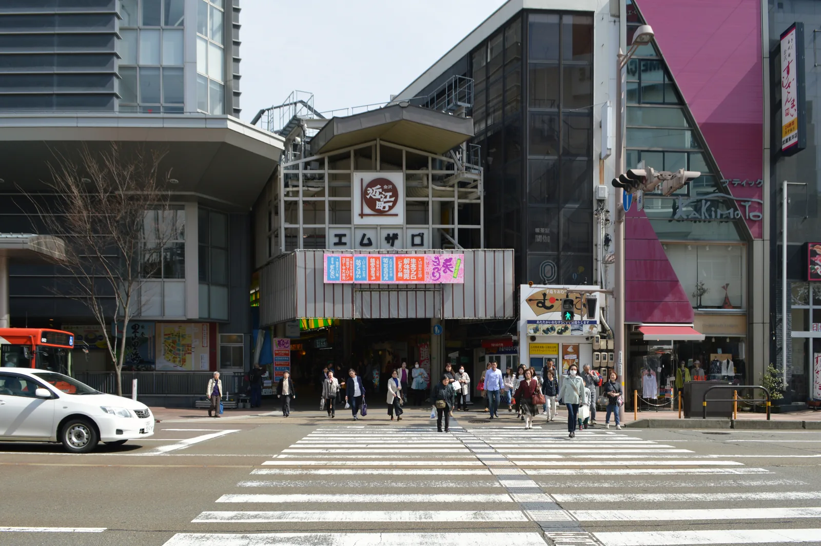 Stände mit frischem Fisch und Meeresfrüchten auf dem Omicho-Markt in Kanazawa