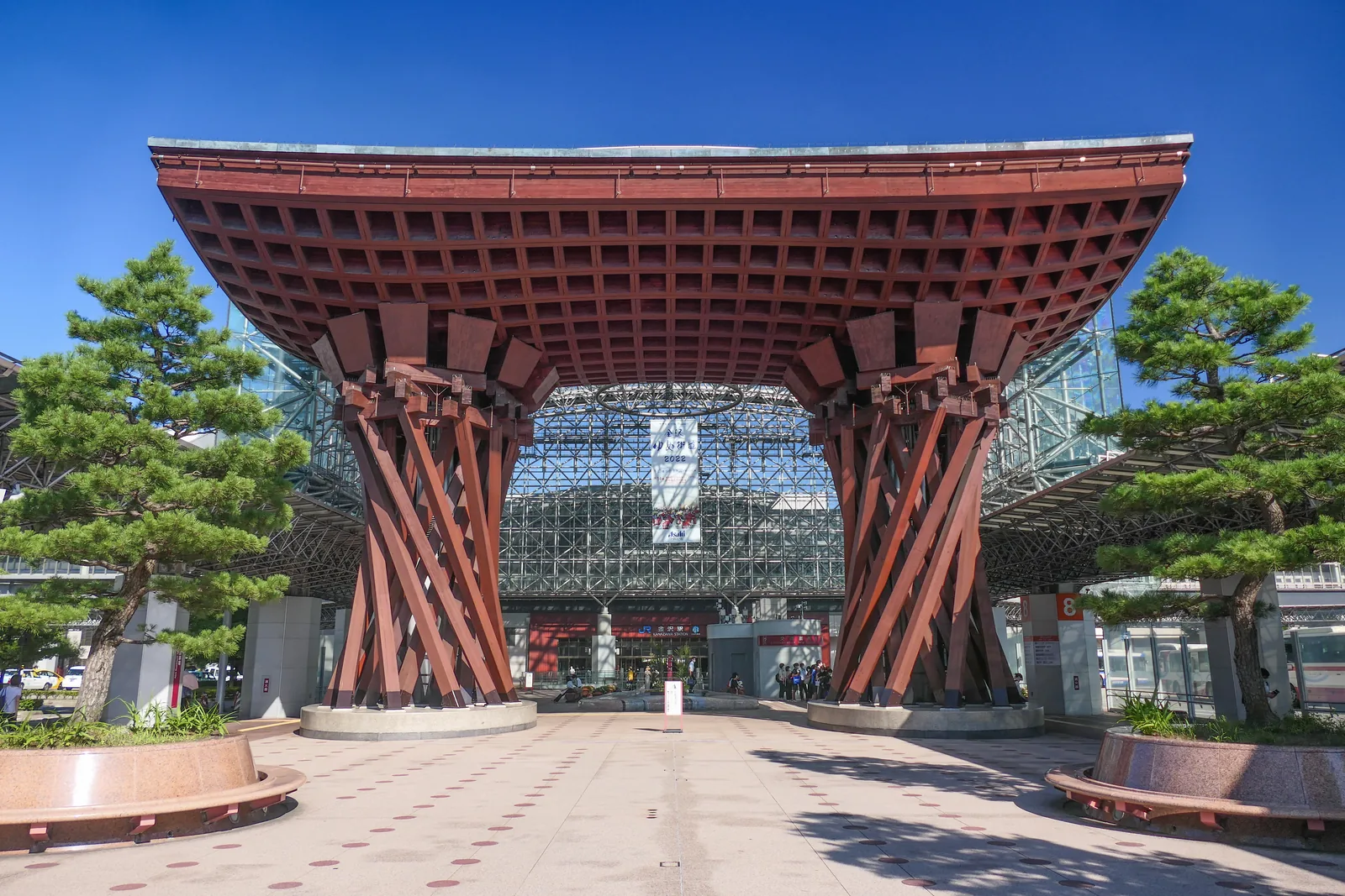 Das hölzerne Tsuzumi-mon-Tor vor dem Bahnhof Kanazawa
