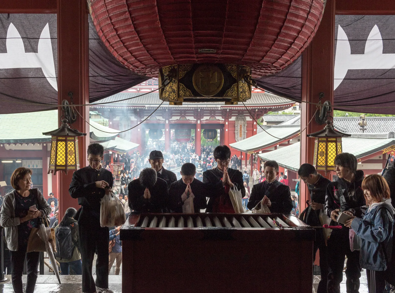 Das Kaminarimon-Tor und die Tempelhalle des Sensō-ji in Asakusa, Tokyo