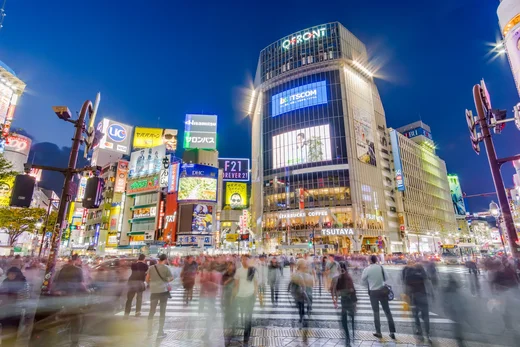 Menschenmengen überqueren die Shibuya-Kreuzung in Tokyo